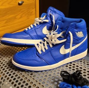 Air Jordan 1 Retro Hyper Royal
